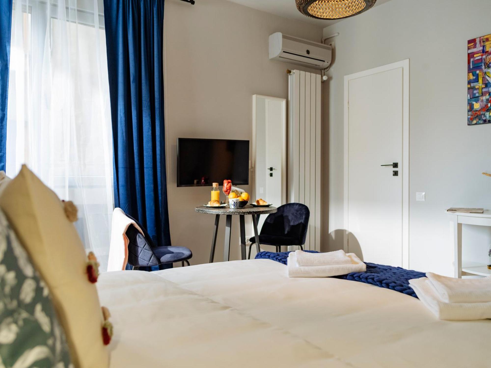 Petite Maison Sur Le Boulevard Bucarest